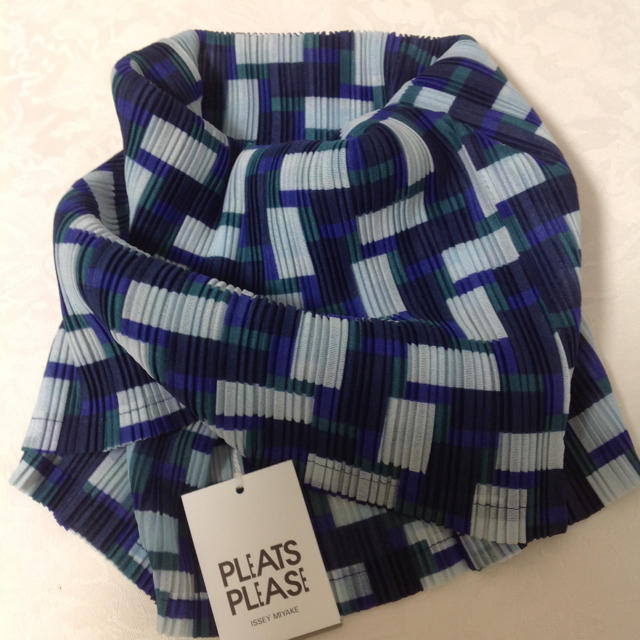 PLEATS PLEASE ISSEY MIYAKE(プリーツプリーズイッセイミヤケ)のプリーツプリーズ  ネックウオーマー レディースのファッション小物(ネックウォーマー)の商品写真