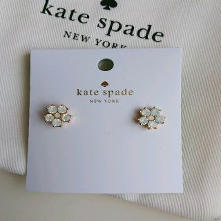 ケイトスペードニューヨーク(kate spade new york)の【新品】ケイト・スペード ピアス 花+ 紙袋1枚(ピアス(両耳用))