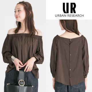 アーバンリサーチ(URBAN RESEARCH)の美品＊アーバンリサーチ BACK釦オフショルブラウス 定価9720円 完売品(シャツ/ブラウス(長袖/七分))