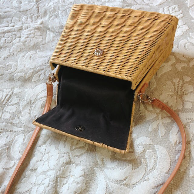 Ameri VINTAGE(アメリヴィンテージ)のTRAPEZE RATTAN BAG レディースのバッグ(かごバッグ/ストローバッグ)の商品写真