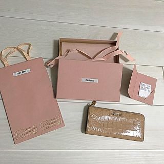 ミュウミュウ(miumiu)のmiumiu クロコ型押し長財布(財布)