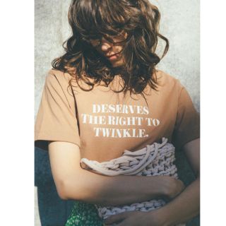 ミラオーウェン(Mila Owen)のスリーブデザイン3段ロゴTシャツ(Tシャツ(半袖/袖なし))