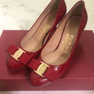 フェラガモ(Ferragamo)のフェラガモ パンプス 赤 新品同様(ハイヒール/パンプス)