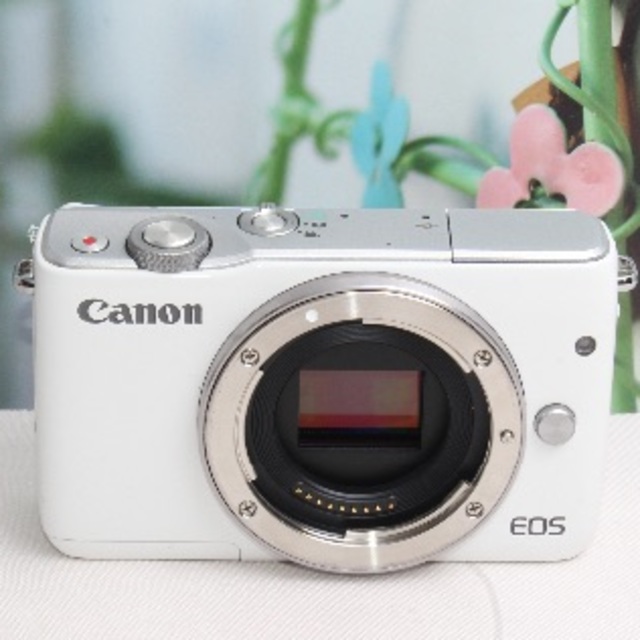 Canon(キヤノン)の❤️Wi-Fi&自撮り自由自在❤️人気のホワイト Canon EOS M10❤️ スマホ/家電/カメラのカメラ(ミラーレス一眼)の商品写真