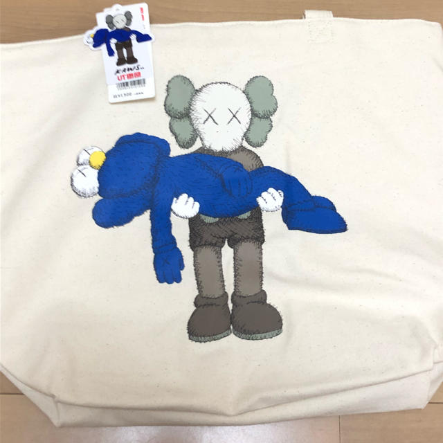 UNIQLO(ユニクロ)のUNIQLO KAWS トートバッグ メンズのバッグ(トートバッグ)の商品写真