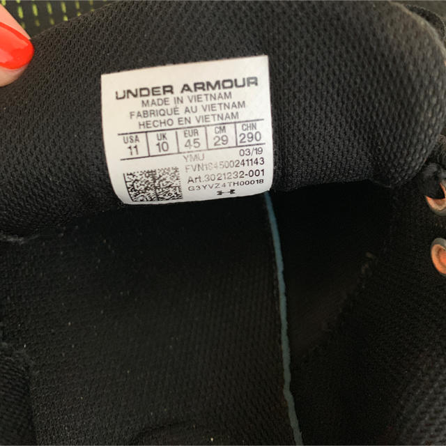 UNDER ARMOUR(アンダーアーマー)の煩悩くん様専用！UNDER ARMOUR 黒&赤2足 メンズの靴/シューズ(スニーカー)の商品写真