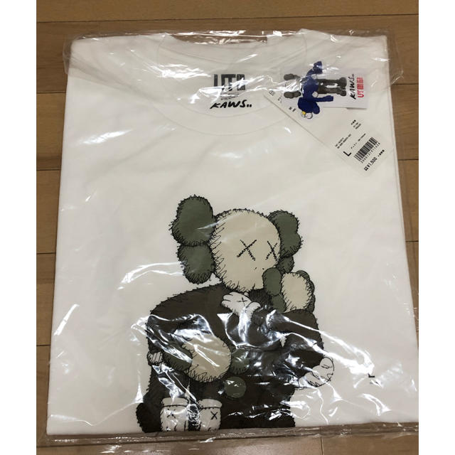 UNIQLO(ユニクロ)のUNIQLO KAWS Tシャツ Lサイズ メンズのトップス(Tシャツ/カットソー(半袖/袖なし))の商品写真