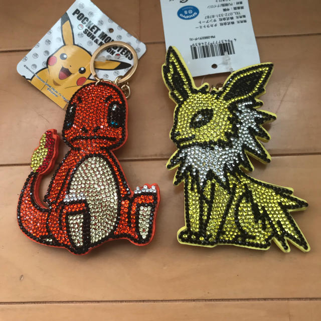 ポケモン ポケモン キラキラキーホルダー ヒトカゲ サンダースの通販 By な S Shop ポケモンならラクマ