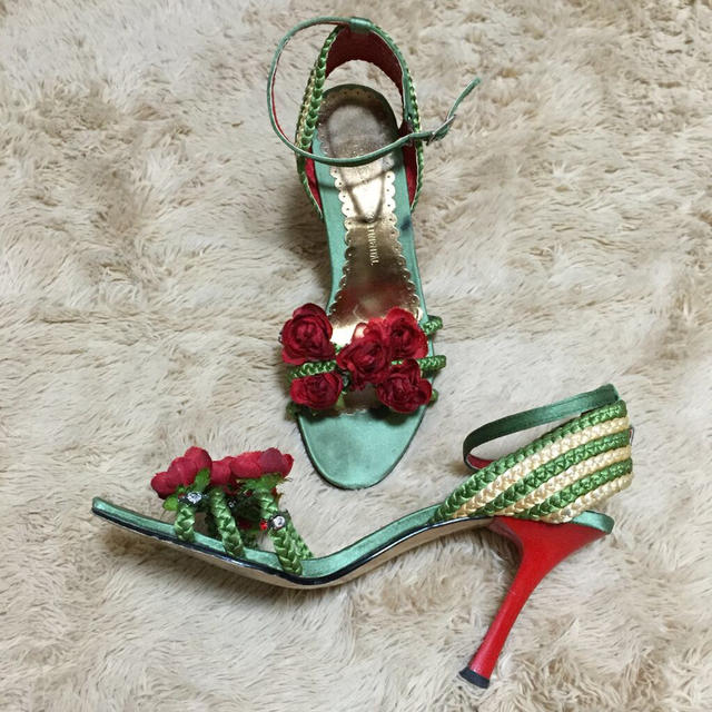 GRACE CONTINENTAL(グレースコンチネンタル)のグレース♡赤いお花の華やかサンダル レディースの靴/シューズ(サンダル)の商品写真