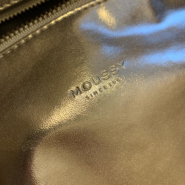 moussy(マウジー)のmoussy シルバーボディバック レディースのバッグ(ボディバッグ/ウエストポーチ)の商品写真