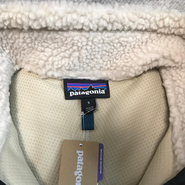 patagonia(パタゴニア)の【未使用】【メンズS】パタゴニア レトロX(ナチュラル) フリースジャケット メンズのジャケット/アウター(ブルゾン)の商品写真