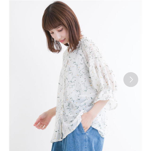 merlot(メルロー)のmerlot 花柄シャーリングスリーブシフォンジョーゼットブラウス レディースのトップス(シャツ/ブラウス(半袖/袖なし))の商品写真