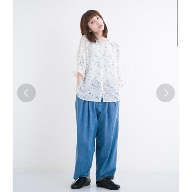 merlot(メルロー)のmerlot 花柄シャーリングスリーブシフォンジョーゼットブラウス レディースのトップス(シャツ/ブラウス(半袖/袖なし))の商品写真