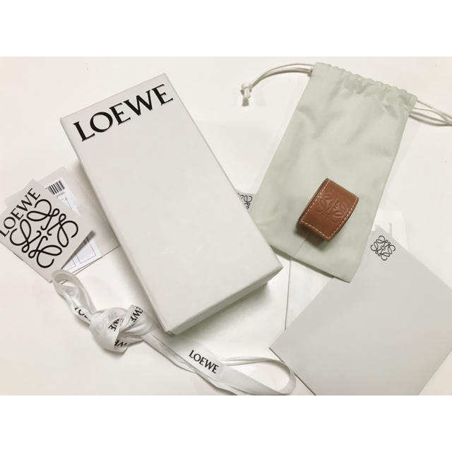 LOEWE(ロエベ)の新品未使用 loewe スモールスラップブレスレット タン  レディースのアクセサリー(ブレスレット/バングル)の商品写真