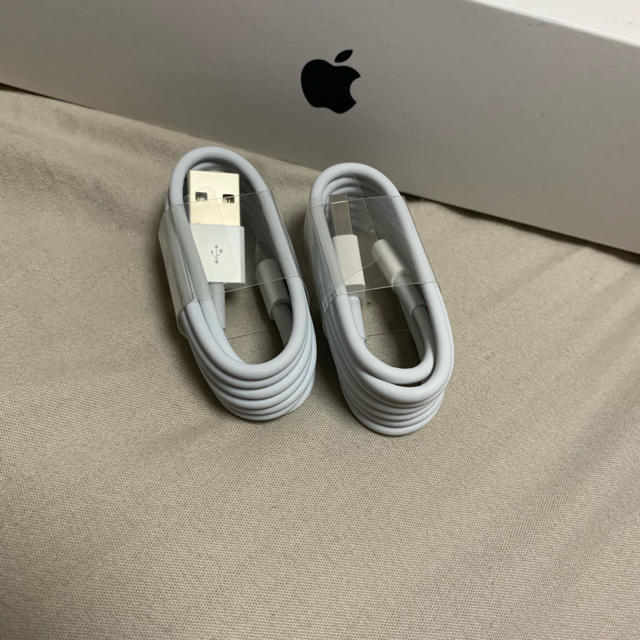 Apple(アップル)のiPhone 純正品 充電器 ライトニングケーブル 2本 スマホ/家電/カメラのスマートフォン/携帯電話(バッテリー/充電器)の商品写真