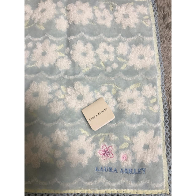 LAURA ASHLEY(ローラアシュレイ)のタオルハンカチ レディースのファッション小物(ハンカチ)の商品写真