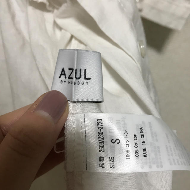 AZUL by moussy(アズールバイマウジー)のAZUL by moussy 白シャツ レディースのトップス(シャツ/ブラウス(長袖/七分))の商品写真