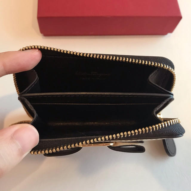 Salvatore Ferragamo(サルヴァトーレフェラガモ)のフェラガモ コインケース 美品 リボン 白 黒 ヴァラ カードケース レディースのファッション小物(コインケース)の商品写真