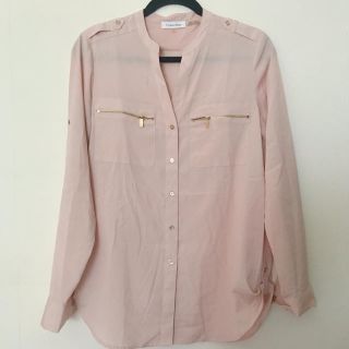 カルバンクライン(Calvin Klein)の美品☆Calvin Kleinピンクベージュシャツ(シャツ/ブラウス(長袖/七分))