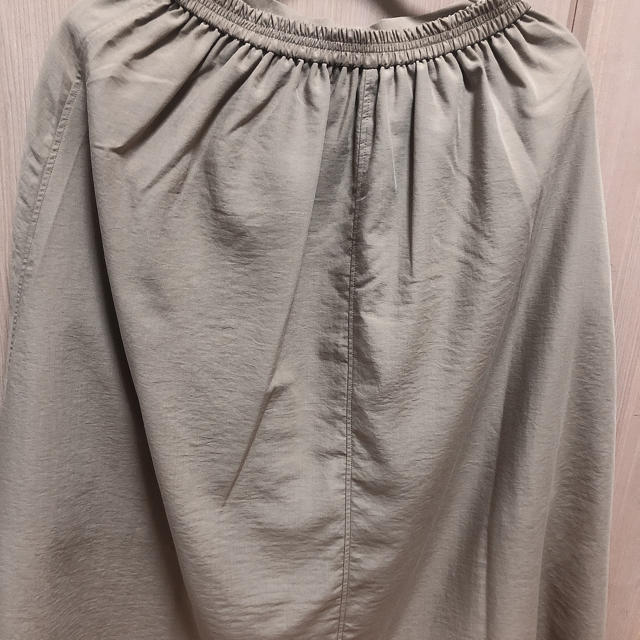 GU(ジーユー)のGUのフロントボタンエアリーミディスカート レディースのスカート(ひざ丈スカート)の商品写真