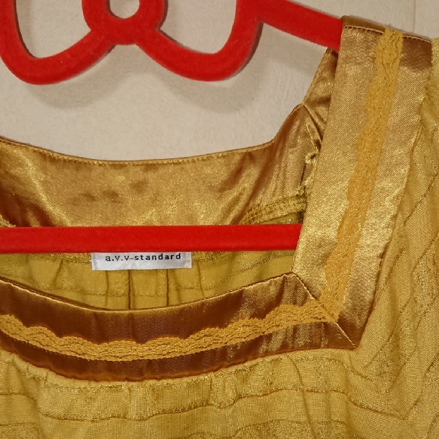 a.v.v(アーヴェヴェ)の黄金色の華やかフリルトップス ゴールド レディースのトップス(カットソー(半袖/袖なし))の商品写真
