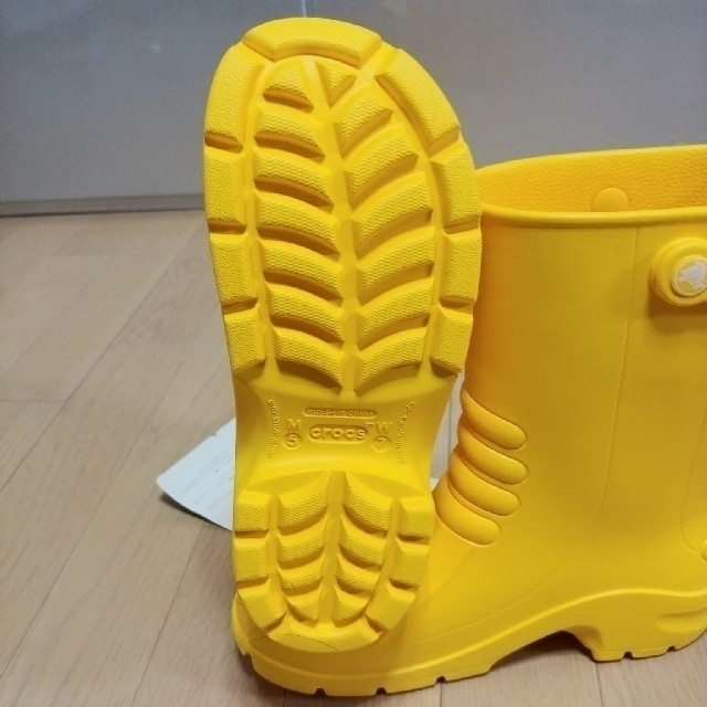 crocs(クロックス)の【レア！！新品・未使用品・タグ付】crocs ２３CM  M５W７　黄色の長靴 キッズ/ベビー/マタニティのキッズ靴/シューズ(15cm~)(長靴/レインシューズ)の商品写真