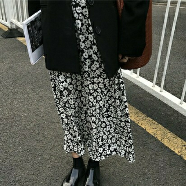 LOWRYS FARM(ローリーズファーム)の新品タグ付き★花柄ロングスカート  ブラック レディースのスカート(ロングスカート)の商品写真