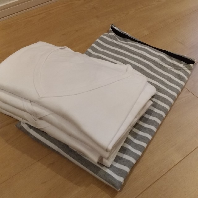 GU(ジーユー)のメンズXL　白VネックT４枚＆ボーダーTシャツ メンズのトップス(Tシャツ/カットソー(半袖/袖なし))の商品写真