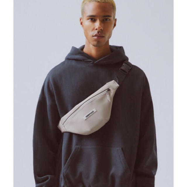 FEAR OF GOD(フィアオブゴッド)のFOG Essentials Waterproof Sling Bag Tan メンズのバッグ(ボディーバッグ)の商品写真