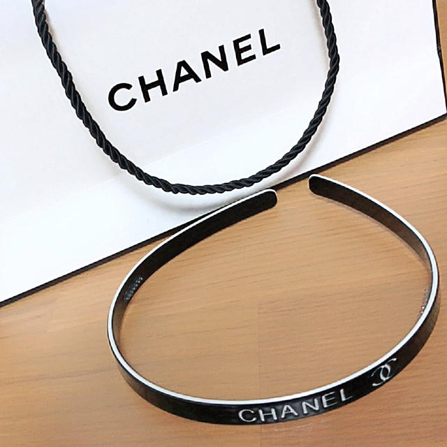 CHANEL(シャネル)の新品未使用♡カチューシャ♡ レディースのヘアアクセサリー(カチューシャ)の商品写真