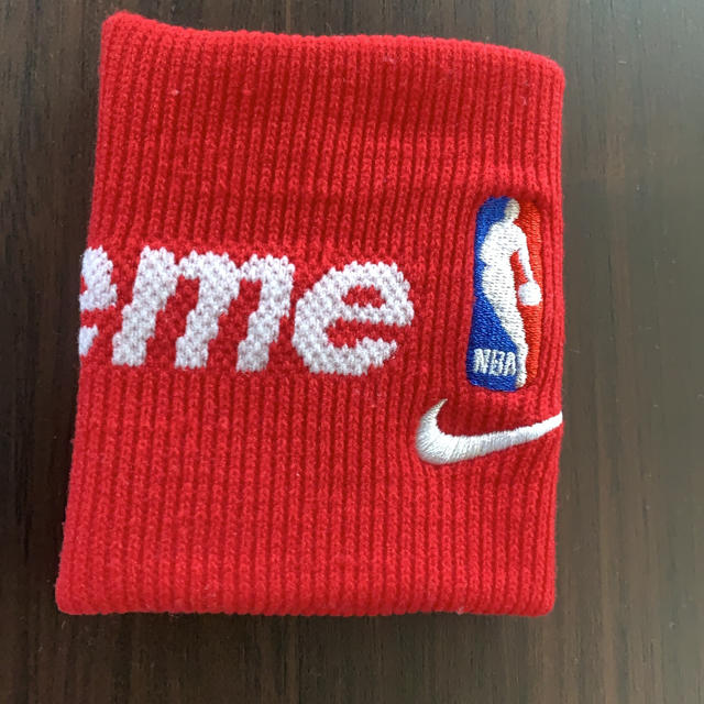 Supreme(シュプリーム)のsupreme リストバンド NIKE NBA シングル メンズのアクセサリー(バングル/リストバンド)の商品写真