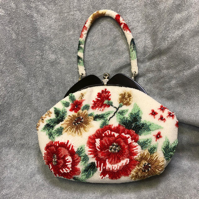 ✴️美品❣️盛り上げ技法の牡丹  ホワイト 総ビーズバッグ✴️