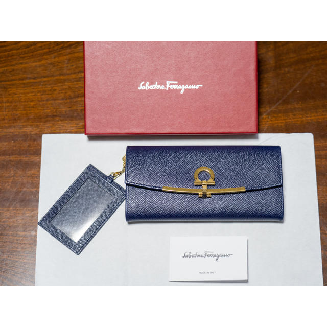 Salvatore Ferragamo(サルヴァトーレフェラガモ)の最終値下げ本日まで Salvatore Ferragamo 22D150 長財布 レディースのファッション小物(財布)の商品写真