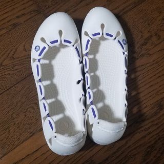 クロックス(crocs)のcrocs白(シーズンOFFの為今月で終了します)(サンダル)