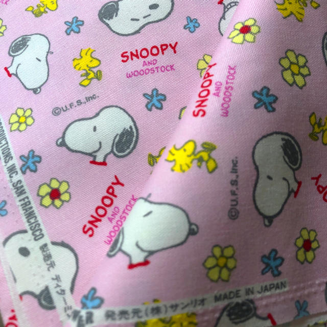 サンリオ(サンリオ)のSNOOPY    ピンク 生地   おまけ   Hello Kitty  ハンドメイドの素材/材料(生地/糸)の商品写真