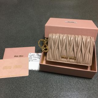 ミュウミュウ(miumiu)のミュウミュウ カードケース 美品 マテラッセ ピンクベージュ 財布 名刺入れ(名刺入れ/定期入れ)