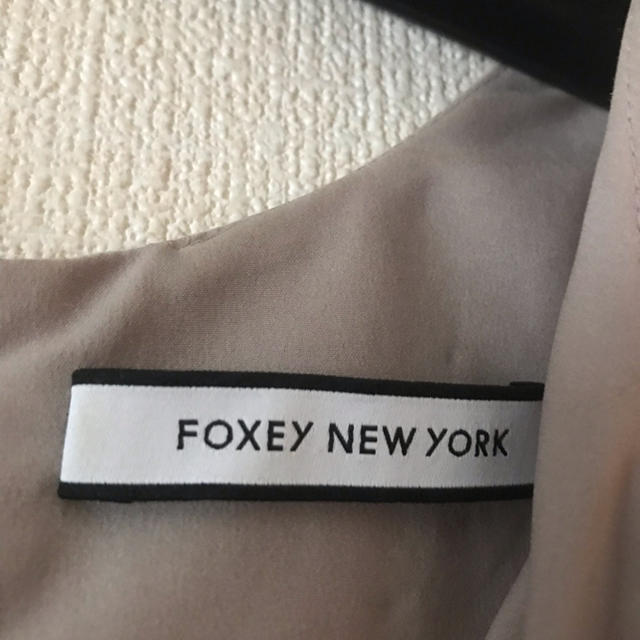 FOXEY(フォクシー)のフォクシー フォッシャブル ワンピース 38 ベージュ レディースのワンピース(ひざ丈ワンピース)の商品写真