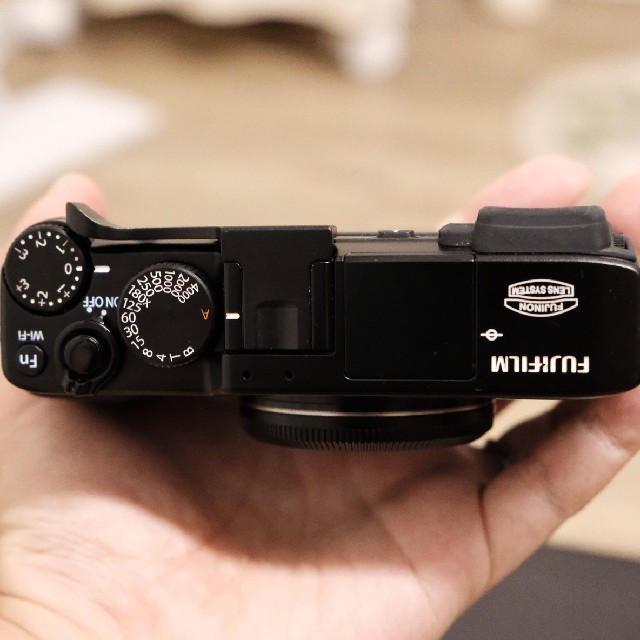 富士フイルム(フジフイルム)の富士フイルム　X-E2 ボディ　おまけ付き スマホ/家電/カメラのカメラ(ミラーレス一眼)の商品写真
