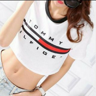 SALE♡ へそ出し ショート丈 Tシャツ トップス トミー風 TOMMY(Tシャツ(半袖/袖なし))