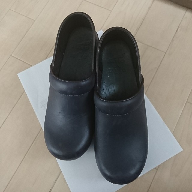 dansko(ダンスコ)の専用 dansko MIYOKO OKAO コラボ オイルレザークロッグ レディースの靴/シューズ(ローファー/革靴)の商品写真