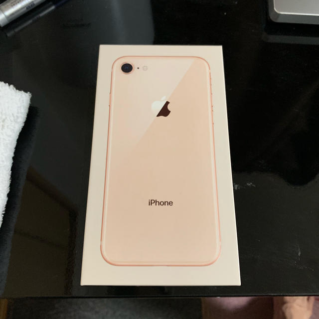 iPhone(アイフォーン)のiPhone8 64GB ゴールド SIMフリー スマホ/家電/カメラのスマートフォン/携帯電話(スマートフォン本体)の商品写真