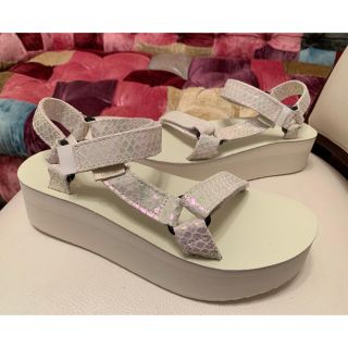 テバ(Teva)の¥18,144 新品TEVA テバ レディースサンダル/シャンパンゴールド/25(サンダル)