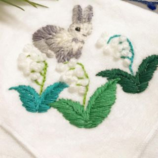 イマバリタオル(今治タオル)の秋冬 毛糸を使って ウサギ スズラン 刺繍 今治タオル ハンドメイド  (ハンカチ)