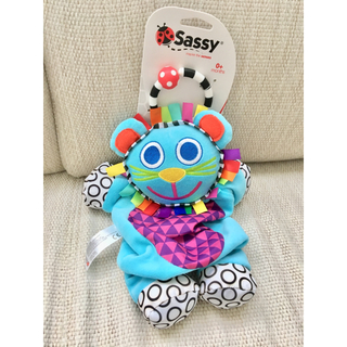 サッシー(Sassy)の新品未使用 sassy ミュージカルライオン おもちゃ 玩具 0ヶ月 ラトル (知育玩具)