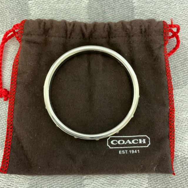 COACH(コーチ)のCOACH コーチ スタッズ バングル レディース シルバー×グリーン レディースのアクセサリー(ブレスレット/バングル)の商品写真