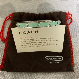 コーチ(COACH)のCOACH コーチ スタッズ バングル レディース シルバー×グリーン(ブレスレット/バングル)