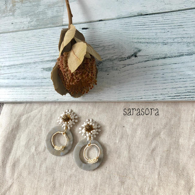 556 white flower×grey ring earrings ハンドメイドのアクセサリー(ピアス)の商品写真