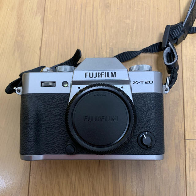 富士フイルム(フジフイルム)のFUJIFILM ミラーレス一眼 X-T20 レンズキットシルバー  スマホ/家電/カメラのカメラ(ミラーレス一眼)の商品写真