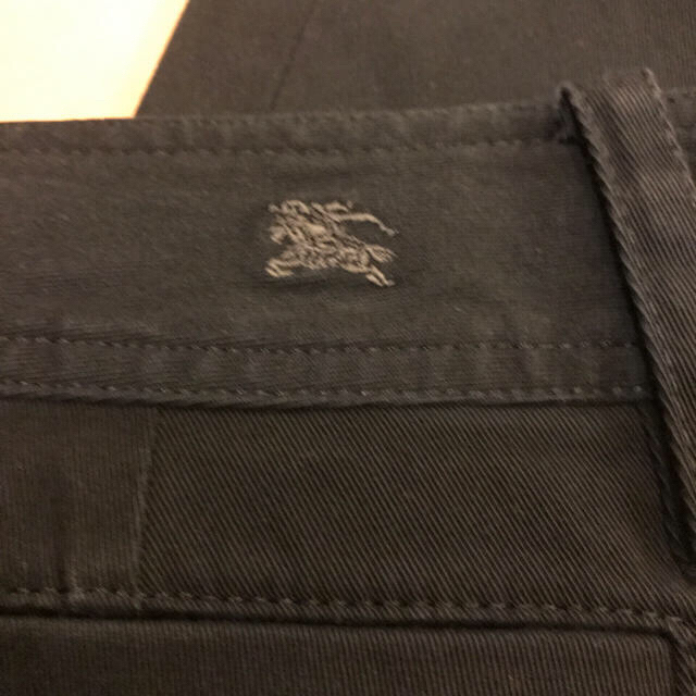 BURBERRY BLUE LABEL(バーバリーブルーレーベル)の★バーバリー ブルーレーベル★黒 クロップドパンツ 36 ホース刺繍　日本製 レディースのパンツ(クロップドパンツ)の商品写真