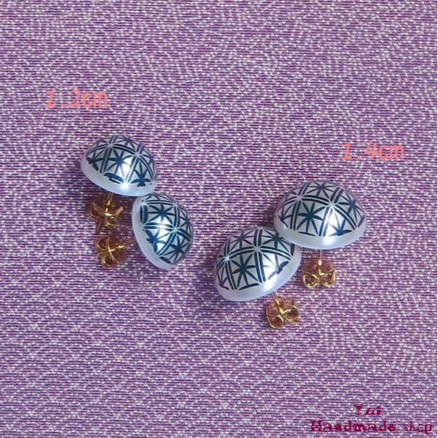 紺 1.2cm 和柄 菊 カボションのピアス ハンドメイドのアクセサリー(ピアス)の商品写真
